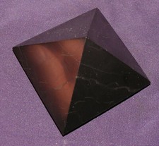 Schungit, Pyramide, Flächen poliert, Heilstein 315,4g 80x80x57mm