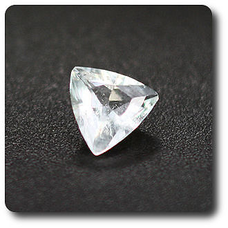 Datolite de Russie 0.25 cts IF une pierre rare à offrir aux passionnés