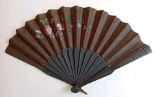 ANTIQUE VICTORIAN FOLDING HAND FAN HAND PAINTED FLOWERS FLORAL BLACK CLOTH