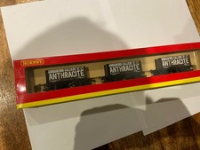 Hornby R6088 3pcs Wagon Pack Ammanford Colliery Co Anthracite 8 Plank Wagon OO