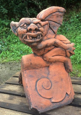 Mooning Gargoyle 90° abgewinkelt Dekorstein Firstfliese Original Design