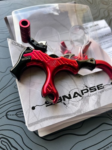 Tru-Fire Release Aids Synapse Thumb Release - Rojo - Imagen 2 de 5