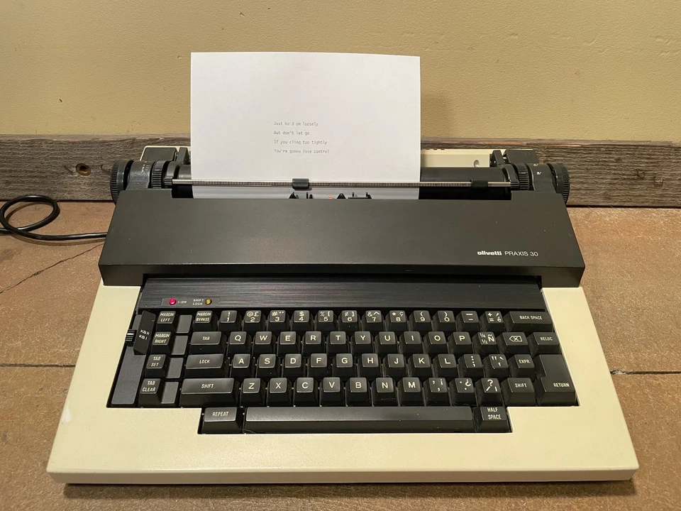 Máquina de escrever eletrônica Olivetti Praxis 30 vintage com estojo de viagem original FUNCIONA - Imagem 2 de 4