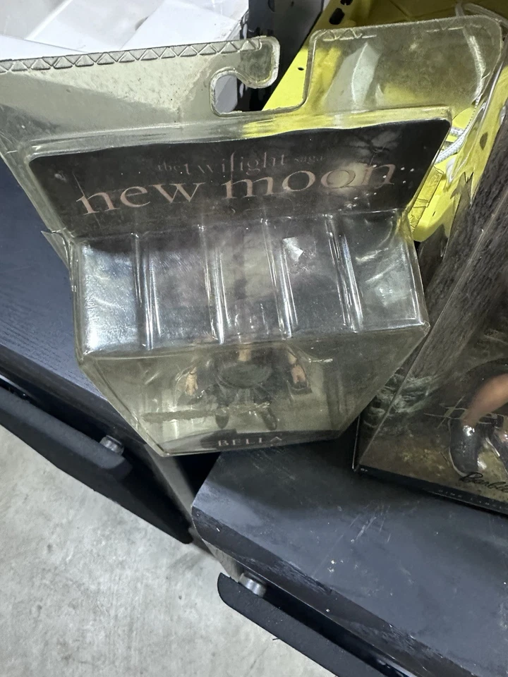 Barbie Twilight Series Dolls Bella Swan, Edward Cullen, Jacob Black Mattel 2009 - Image 3 of 4