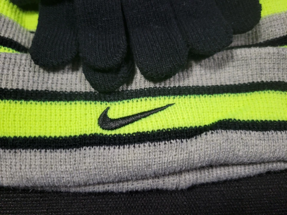 NIKE Niños Jóvenes 8/20 2 Piezas Plegable Futura Gorro Sombrero Guantes Conjunto Gris Voltio Foto 2 de 4