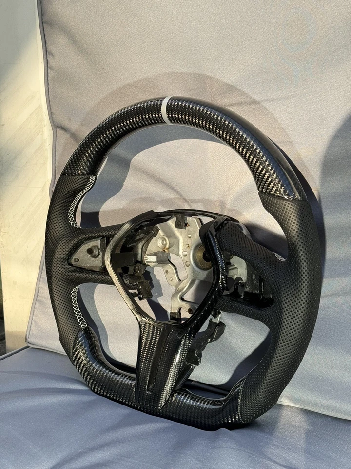 Volante Infiniti Q50/Q60 2018+ fibra de carbono real Foto 4 de 4