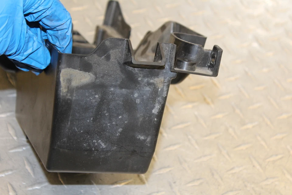 Kawasaki ER-6N ER650C 2009 parte trasera trasera bandeja de batería de plástico Foto 4 de 4