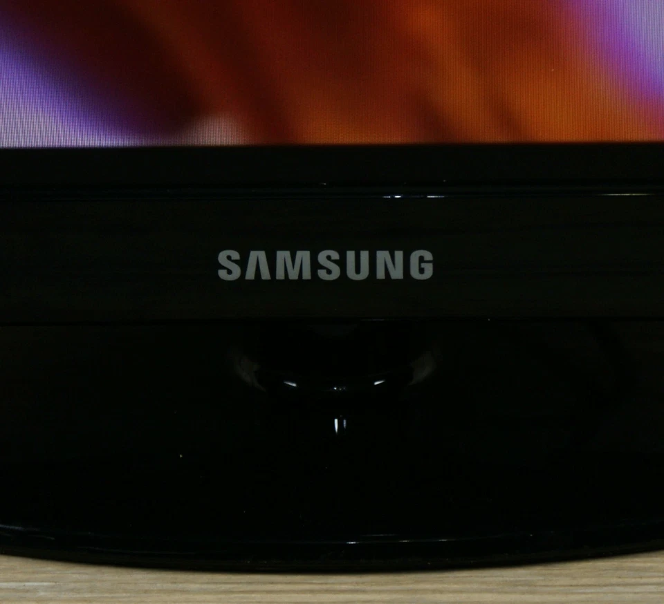 Samsung UE19D4003BW 19” LED TV HD Ready Freeview USB HDMI Bedroom Caravan Gaming - Image 2 of 4