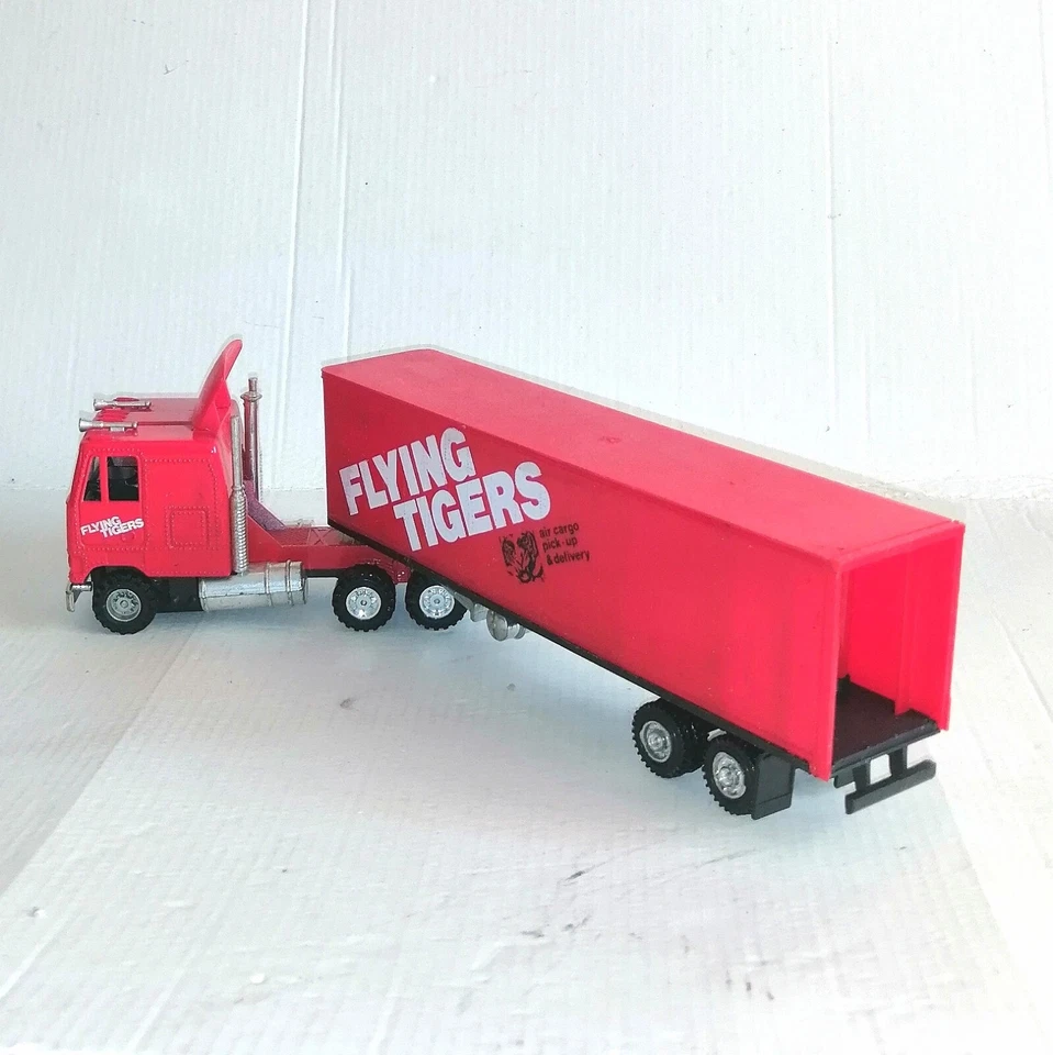 MACK CRUISE LINER 1/45 CAMION A RIMORCHIO FLYING TIGERS MADE IN MACAU A TRAZIONE - Immagine 3 di 4