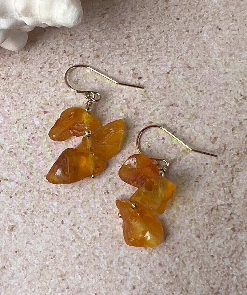 Brincos de âmbar bruto do Báltico: feitos à mão, fio de orelha folheado a ouro 18K, estilo ecológico - Imagem 3 de 4