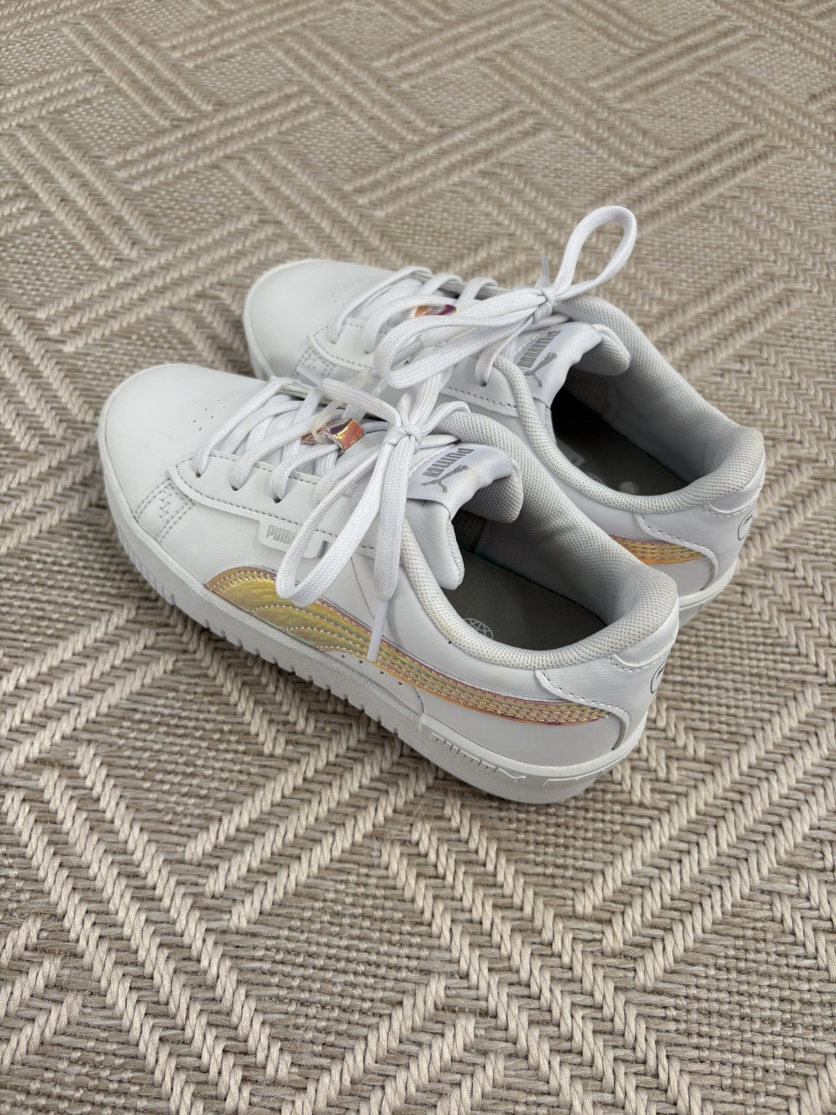 Size 1-girls puma sneaker white with pink iridescent logo