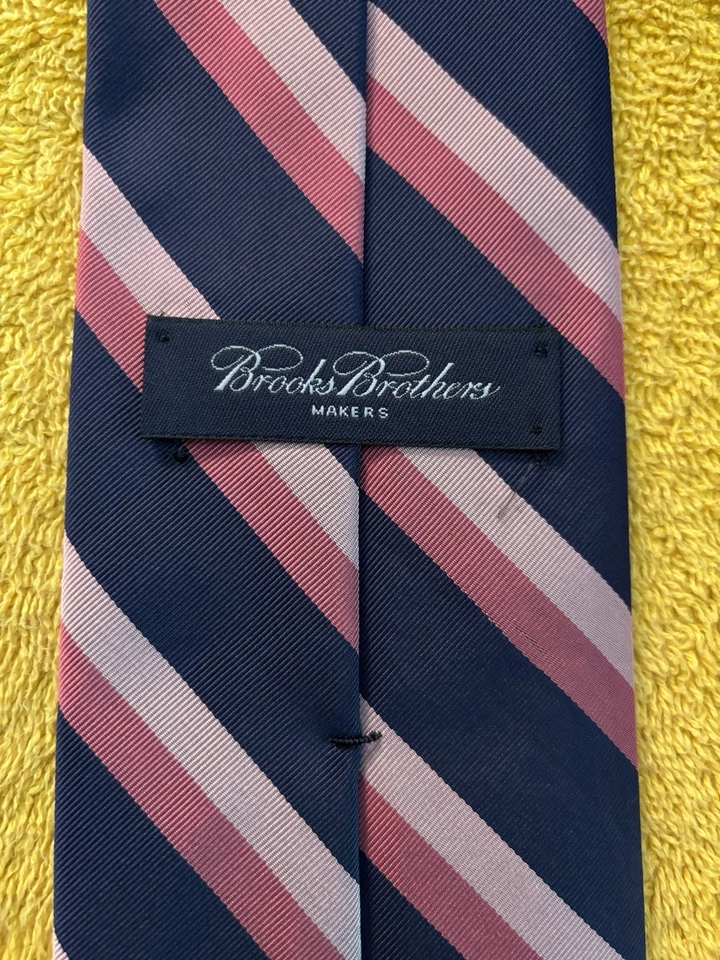 Corbata Brooks Brothers Azul Marino con Rayas Rosas 3 5/8" An x 57" L Tela Inglesa Usada en Excelente Condición Foto 2 de 4