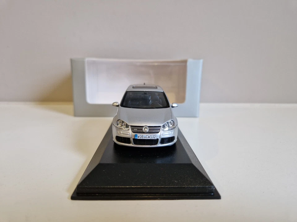 Minichamps 1/43 Volkswagen VW Golf R32 - Argento - 2005 Dealer Edition - Immagine 2 di 4