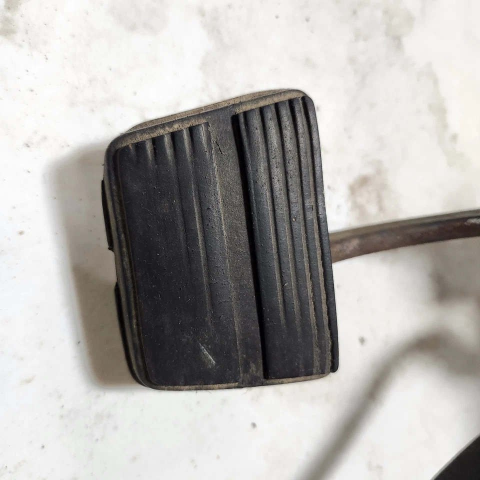 Conjunto de embrague y pedal de freno C3 Corvette manual de 4 velocidades usado oxidado fabricante de equipos originales 69-82 Foto 2 de 4