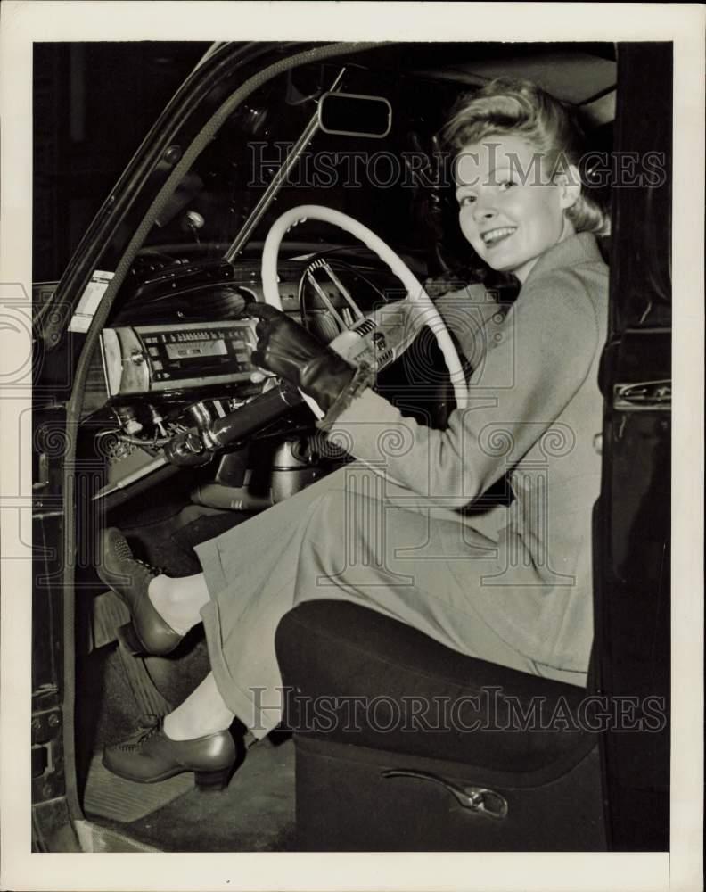 1942 Press Photo Claire McQuillen models new shoes for motor corps drivers, NY