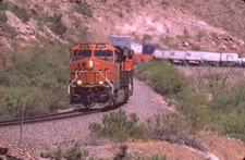 BNSF 4242 ET44C4 KINGMAN CANYON AZ ORIGINAL SLIDE 06-06-22 T9-2