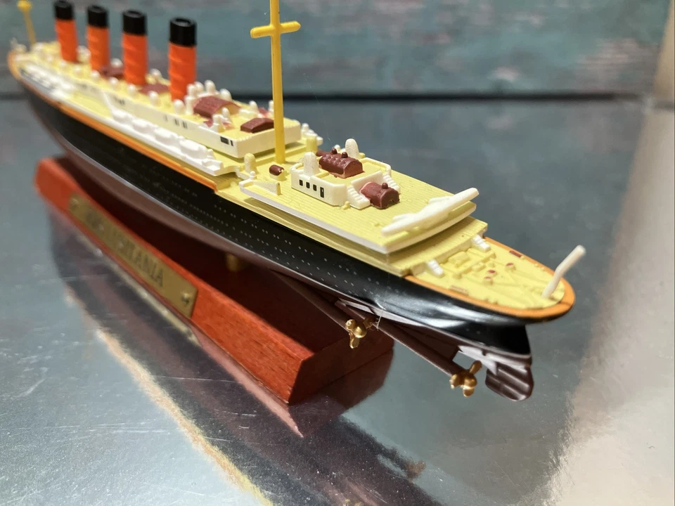 1:1250 RMS Lusitania Ocean Liner Model – Display Stand–Historic Collectible Ship - Image 2 of 4