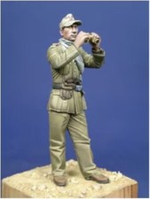 ALPINE MINIATURES 1:35 SET 35017 WWII GERMAN DAK PANZER NCO  1 FIGURE 