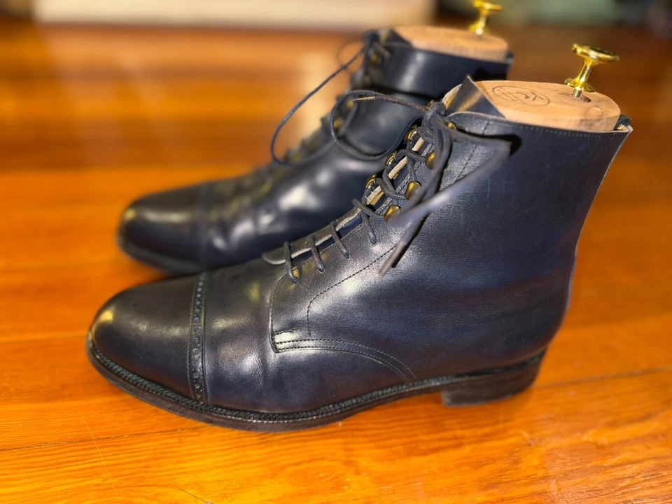 Bota de vestir Tricker’s “Super Boot” M5635 azul marino con puntera y puntera - Reino Unido 9,5 - Hecha en Inglaterra Foto 2 de 4