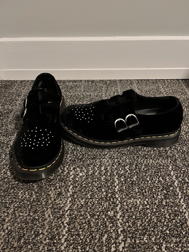 Dr. Martens Mary Jane 8065 en terciopelo negro para mujer 9 Foto 2 de 4