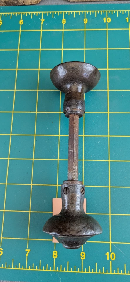 Antiguo juego de pomos de puerta de hierro bronceado martillado con husillo 2" W D Foto 4 de 4