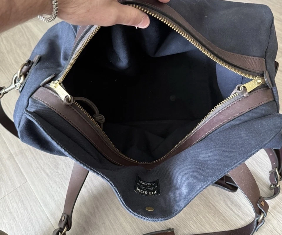 Bolso de Lona Filson Resistente Sarga Mediano Azul Marino Hecho en EE. UU. Foto 4 de 4