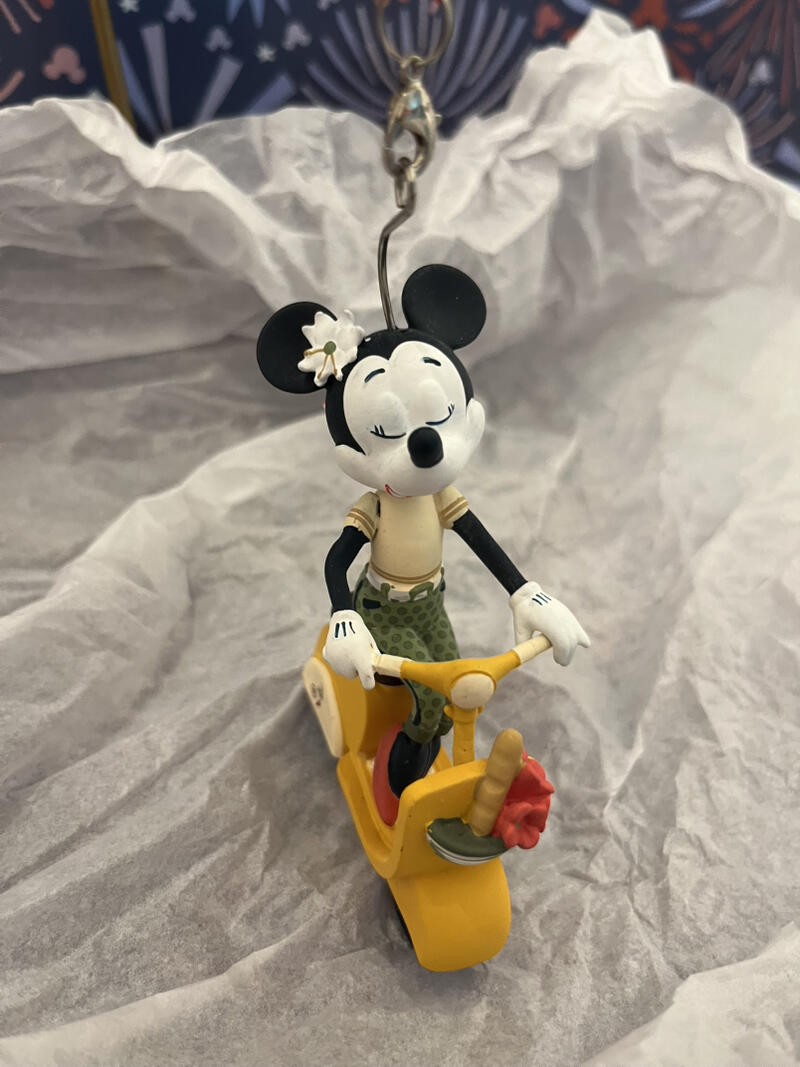 Disney EPCOT - Italia 2025 Minnie en Vespa Ornamento NUEVO