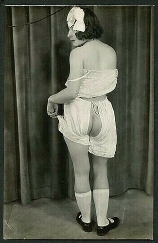 French 1930 Ostra TEASING In Split Panty Coulottes Her DERRIERE ~ VASTA Archives