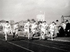 Start of the race when Roger Bannister ran the first 4 minute mile OLD PHOTO