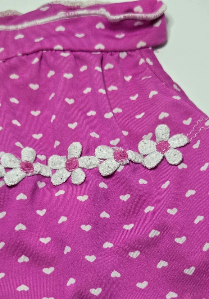 Furry Friends & Co. Vestido sin mangas rosa con patrones de corazón blanco para perros ropa para perros Foto 2 de 4