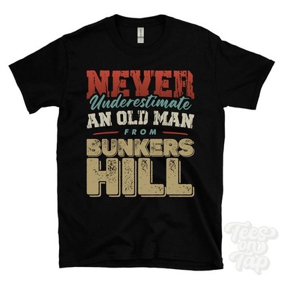 T-SHIRT UNTERSCHÄTZE NIEMALS EINEN ALTEN MANN AUS BUNKERS HILL lustig Weihnachtsgeschenk England