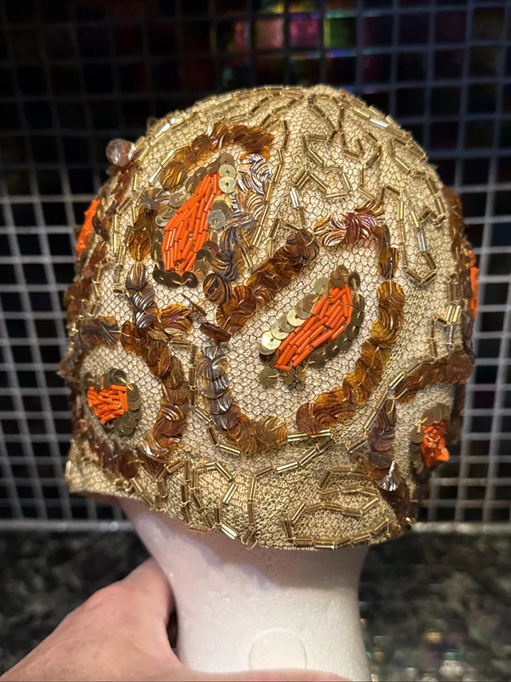 Boné antigo vintage anos 20 e 30 contas metálicas flapper bronze lantejoulas malha chapéu Deco muito bom estado - Imagem 4 de 4