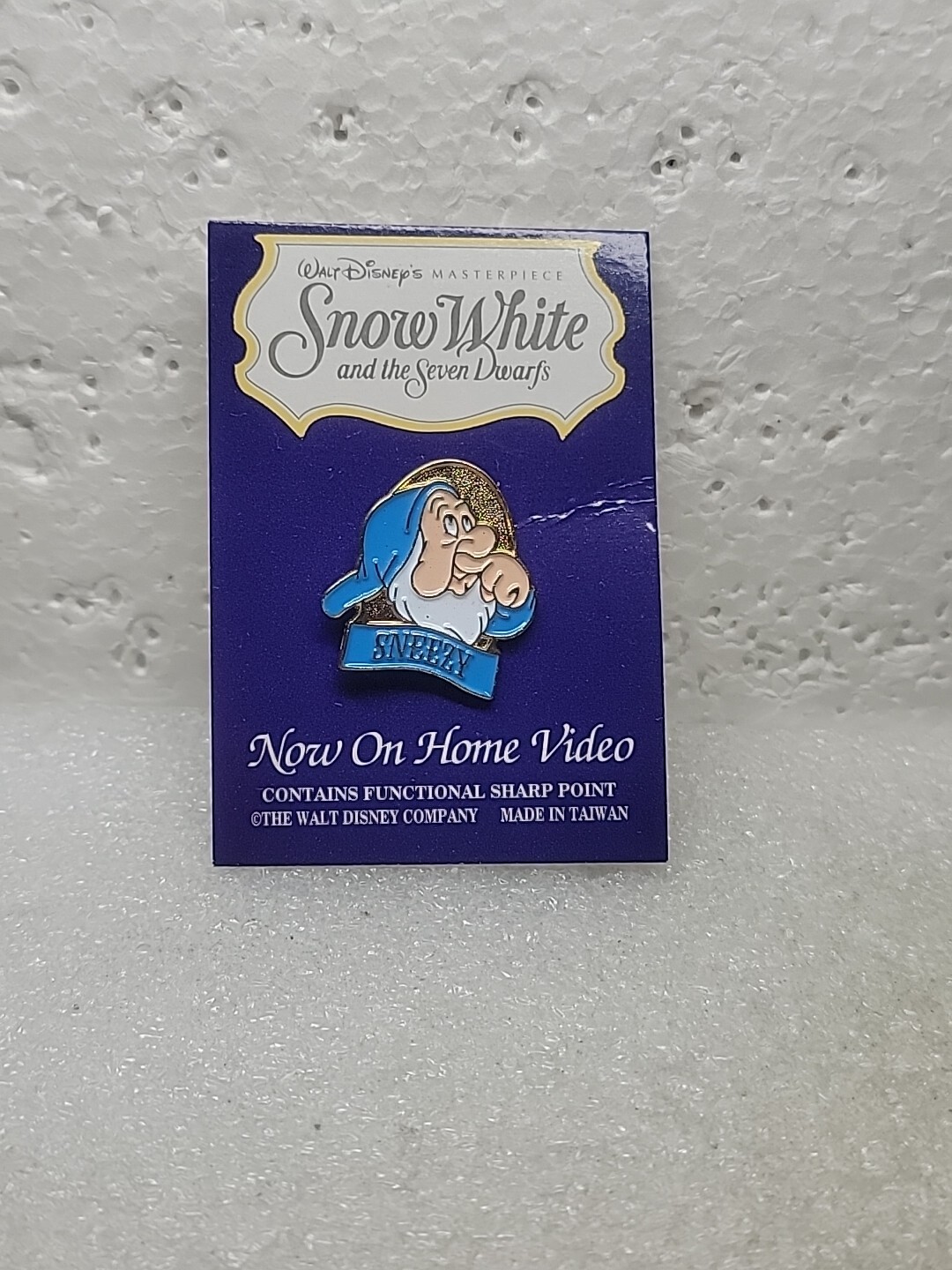 Disney Snow White Seven Dwarves Home Video SNEEZY Pin NOS 1994 VHS Release