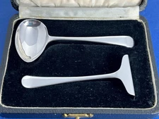 NICE VINTAGE BOXED SOLID SILVER CUTLERY / CHRISTENING SET SHEFF 1947 E.VINER
