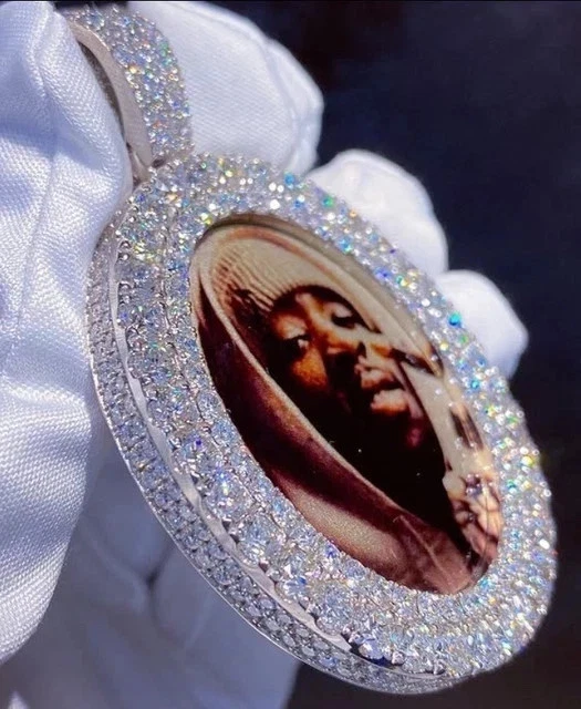 Colgante redondo de moissanita real de 2,50 quilates enchapado en oro blanco de 14 quilates para hombre Foto 2 de 4