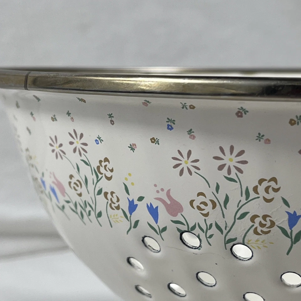 Vintage Enamel Colander By The Cook's Bazaar White With Floral Gold Trim Handle - Image 4 of 4