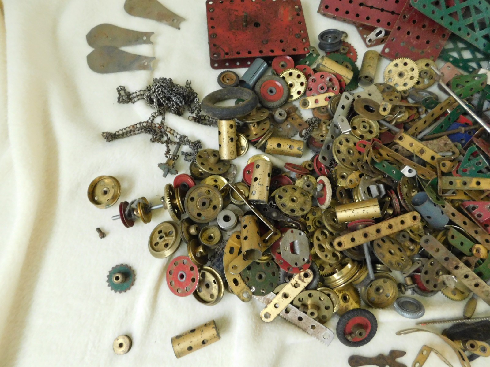 Vintage 18.5kg Meccano Joblot Spare Parts Wheels Cogs Screws Motor Plates etc