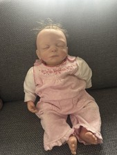 Künstlerpuppe hinten am Kopf mit Name   