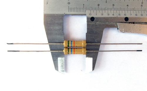 8 pcs 2,2K 56K 82K 0,7W Draloric LCA 0617 carbon film resistors 5th yellow band - Picture 2 of 4