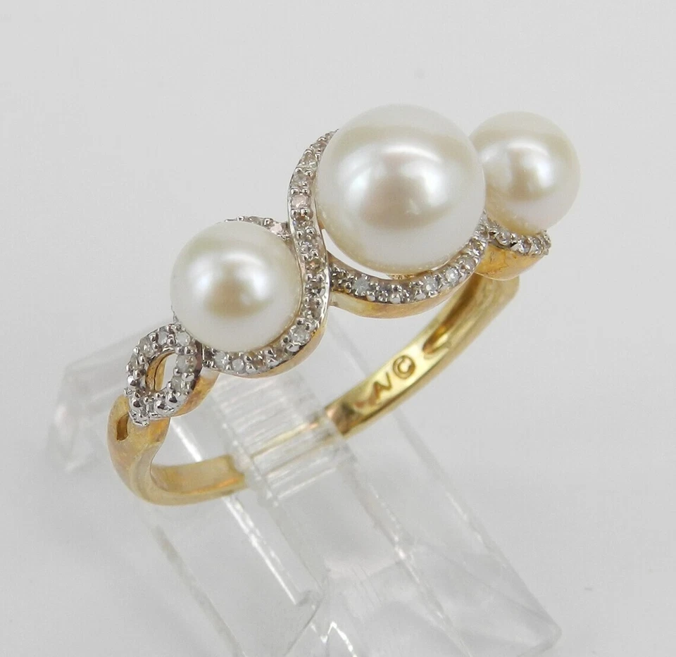 Anillo de compromiso de tres piedras enchapado en oro amarillo de 14k de 3 quilates de moissanita y perlas Foto 2 de 4