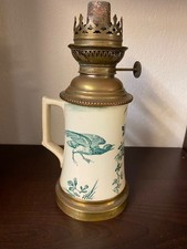 LAMPE À PETROLE EN FAIENCE FIN XIXEME DECOR D'OISEAUX AVEC ANSE