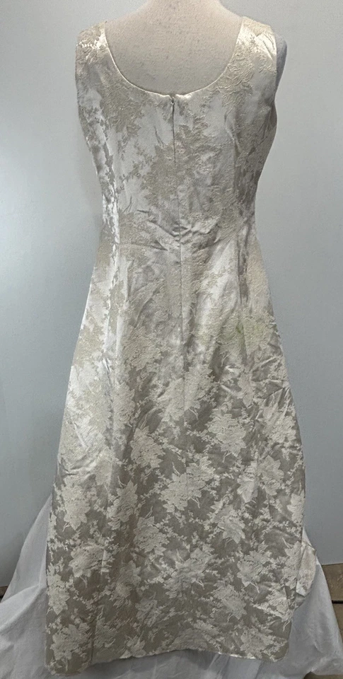 Vestido de Noiva Vintage Anos 90 Scott McClintock Marfim e Ouro Brocado Princesa - Tamanho 14W - Imagem 3 de 4