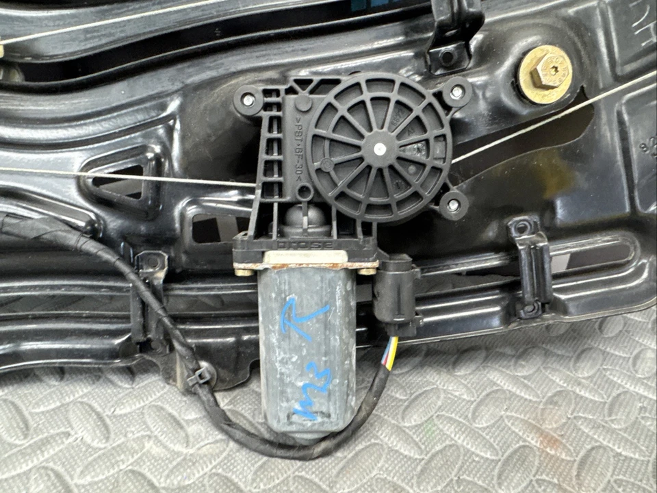 OEM 2001-2006 BMW E46 M3 CONVERTIBLE REGULADOR VENTANA TRASERA DERECHA CON MOTOR Foto 2 de 4