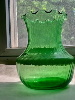 Anchor Hocking Vintage Green Vase W/Ruffled W/ Ribbed Effect Edge Vase