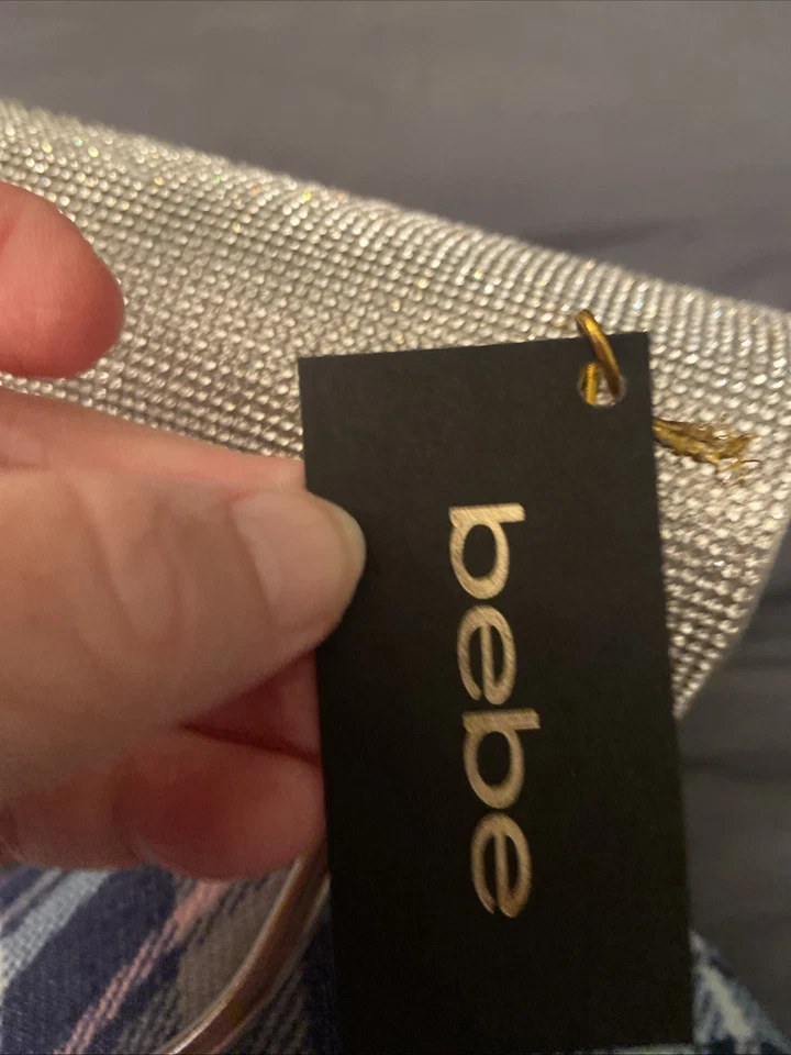 Bolsa de noite Bebe prata. O nome Bebe está na frente da bolsa em strass - Imagem 4 de 4