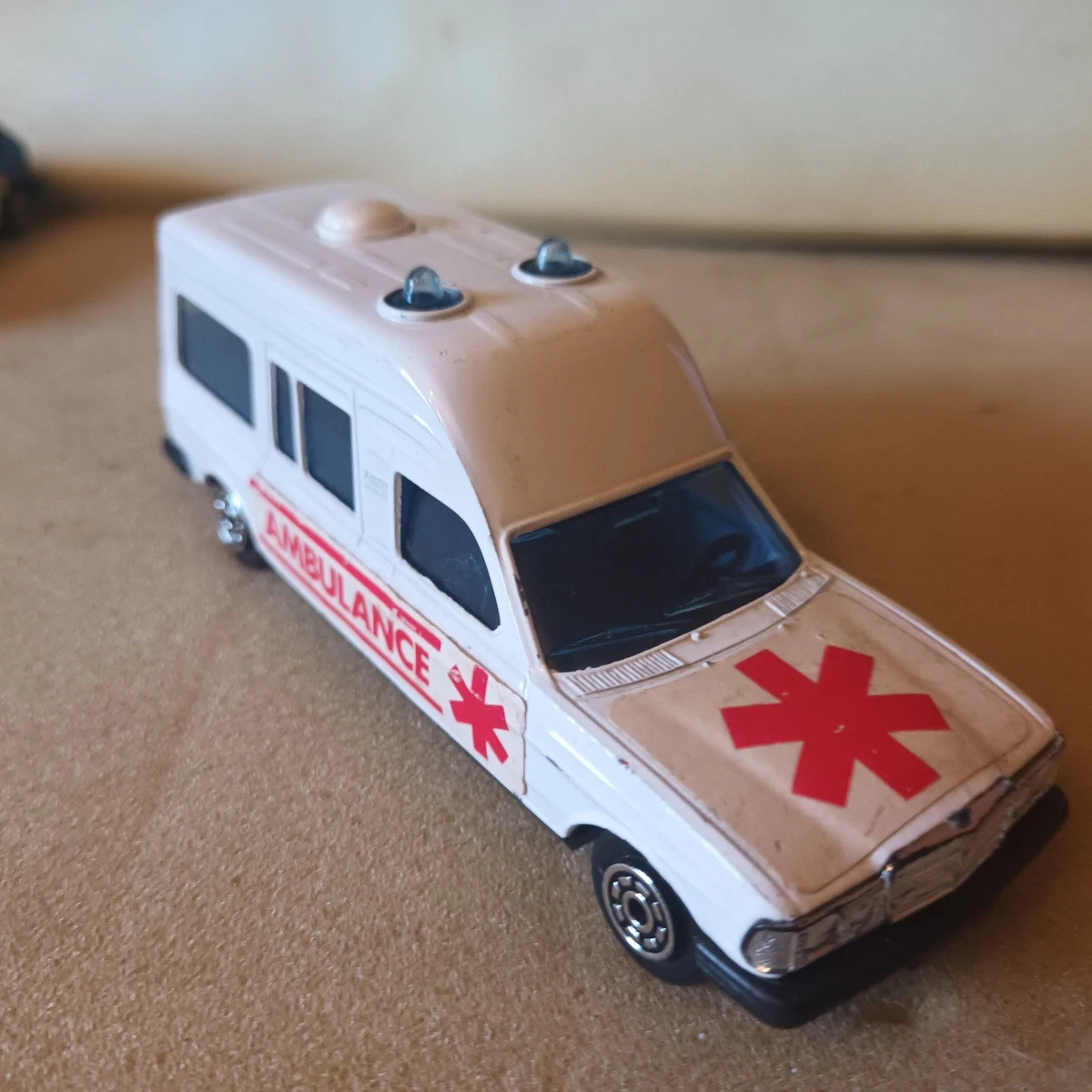 PEUGEOT D3 AMBULANCE SERVICE D'INCENDIE BOURG EN BRESSE ELIGOR 1/43 Réf