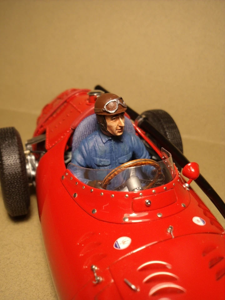 1/18 FIGURE  FANGIO  DRIVING  MASERATI  VROOM  UNPAINTED  CMC  CMR  MINICHAMPS  - Image 2 of 4