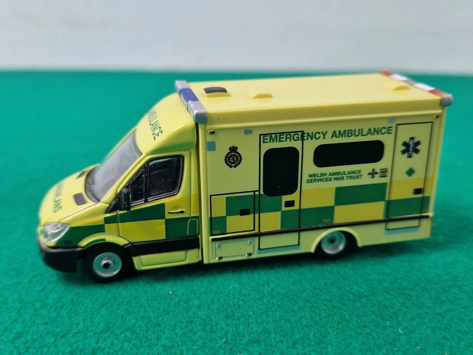 OXFORD DIECAST 1:76 OO Gauge Mercedes-Benz Sprinter Welsh Ambulance Service — 第 3/4 张图片