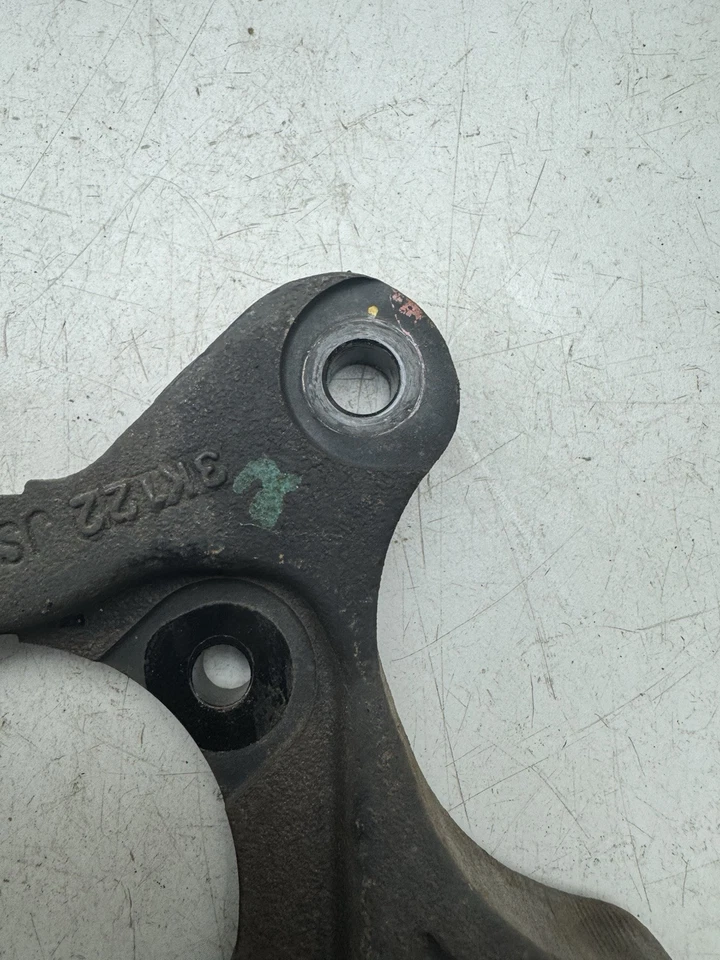 23172673 Soporte de montaje suspensión/freno trasero derecho OEM GM 2014-2016 Cadillac ELR Foto 4 de 4