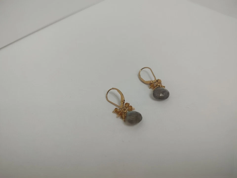 Pendientes de labradorita de oro de 14 quilates con cierre de palanca Foto 2 de 4